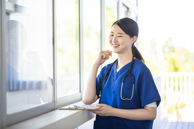 1年次:基礎科学(化学、生物学、物理学)や人体の構造と機能の基礎を学習。
2年次:基礎医学の深化と臨床医学の導入として、病理学や臨床検査の基礎を学ぶ。
3年次:臓器別・機能別に基礎から病態までを学習し、臨床実習の準備を行う。
4年次:臨床実習前の総合的な知識の統合と、共用試験(CBT、OSCE)に向けた準備。
5年次:診療参加型臨床実習を開始し、実際の診療現場で経験を積む。
6年次:臨床実習の継続と医師国家試験に向けた総合的な学習。 1年次:基礎科学(化学、生物学、物理学)や人体の構造と機能の基礎を学習。
2年次:基礎医学の深化と臨床医学の導入として、病理学や臨床検査の基礎を学ぶ。
3年次:臓器別・機能別に基礎から病態までを学習し、臨床実習の準備を行う。
4年次:臨床実習前の総合的な知識の統合と、共用試験(CBT、OSCE)に向けた準備。
5年次:診療参加型臨床実習を開始し、実際の診療現場で経験を積む。
6年次:臨床実習の継続と医師国家試験に向けた総合的な学習。