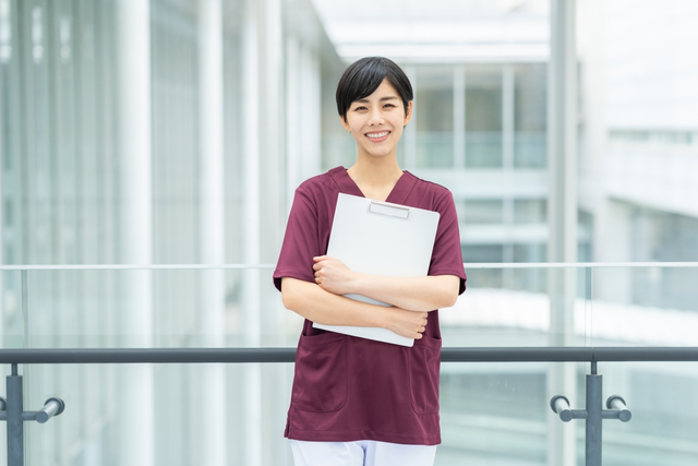 1年次：基礎教養科目や基礎看護学を学び、看護の基本的な知識と技術を習得します。
2年次：専門科目の学習とともに、学内での演習やシミュレーションを通じて実践力を養います。
3年次：附属病院や地域の医療施設での臨地実習を行い、実践的な看護技術を身につけます。
4年次：実習の総括と卒業研究を行い、看護師としての総合的な能力を確立します。