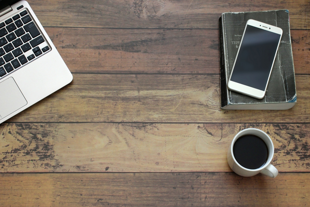 1年次：基礎知識の習得
データサイエンスの基盤となる数学、統計学、情報科学の基礎を学びます。​
2年次：応用分野への展開
1年次で習得した基礎をもとに、情報学、理工学、経済学の各分野に関連する応用科目を履修します。​例えば、情報学分野では「人工知能」「自然言語処理」、理工学分野では「知能ロボティクス」「地球環境学」、経済学分野では「計量経済学」「ファイナンス」などがあります。​これにより、データサイエンスの多様な応用領域への理解を深めます。
3年次：実践的な演習と専門性の深化
実際のデータを用いた演習や実習を通じて、データ解析の実践力を養います。​
4年次：卒業研究と総合的なスキルの統合
これまでの学びを集大成し、各自の興味や関心に基づいたテーマで卒業研究に取り組みます。