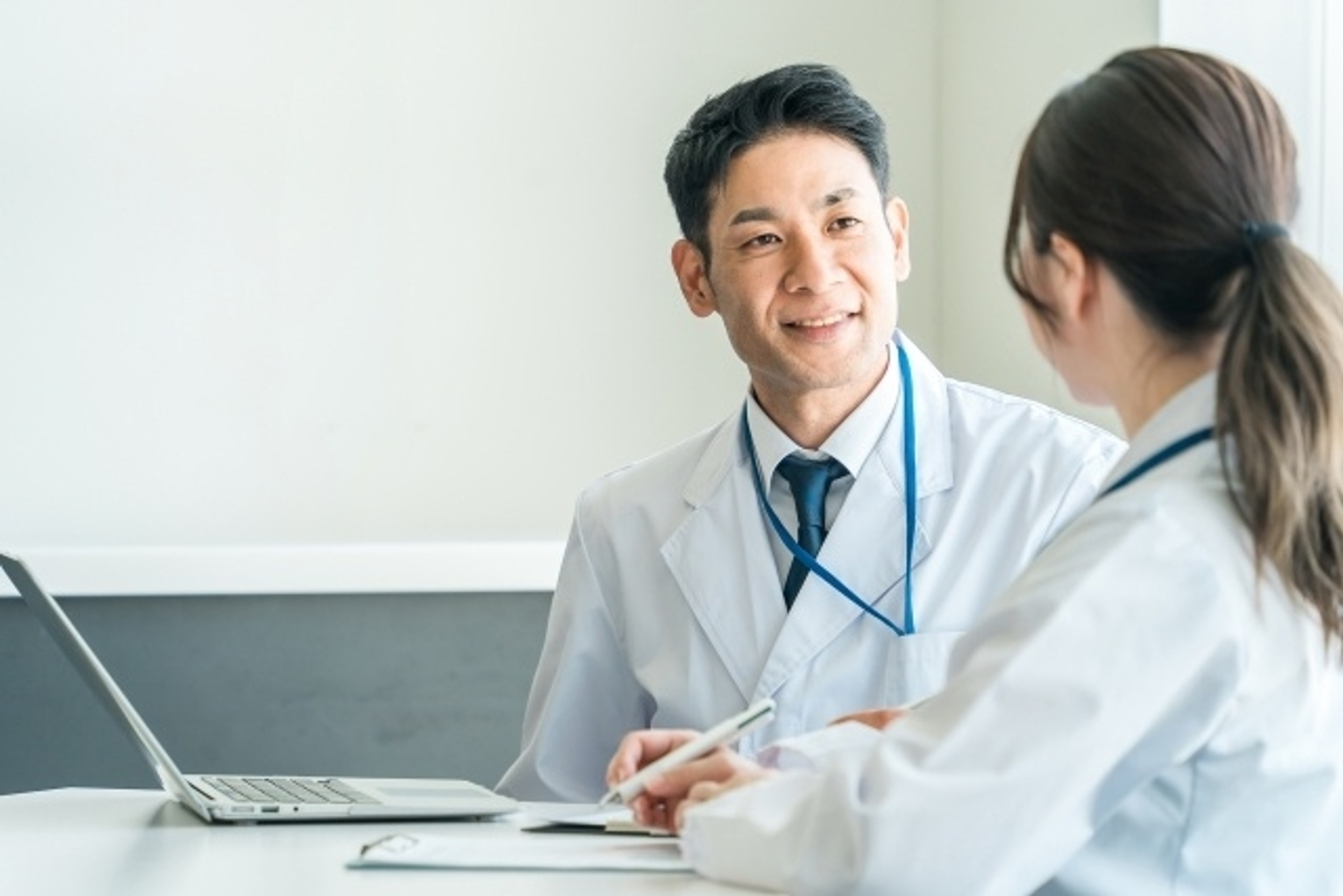 神戸大学の学生たちと学内外で学び、医療人としての姿勢を培う。 神戸大学の学生たちと学内外で学び、医療人としての姿勢を培う。